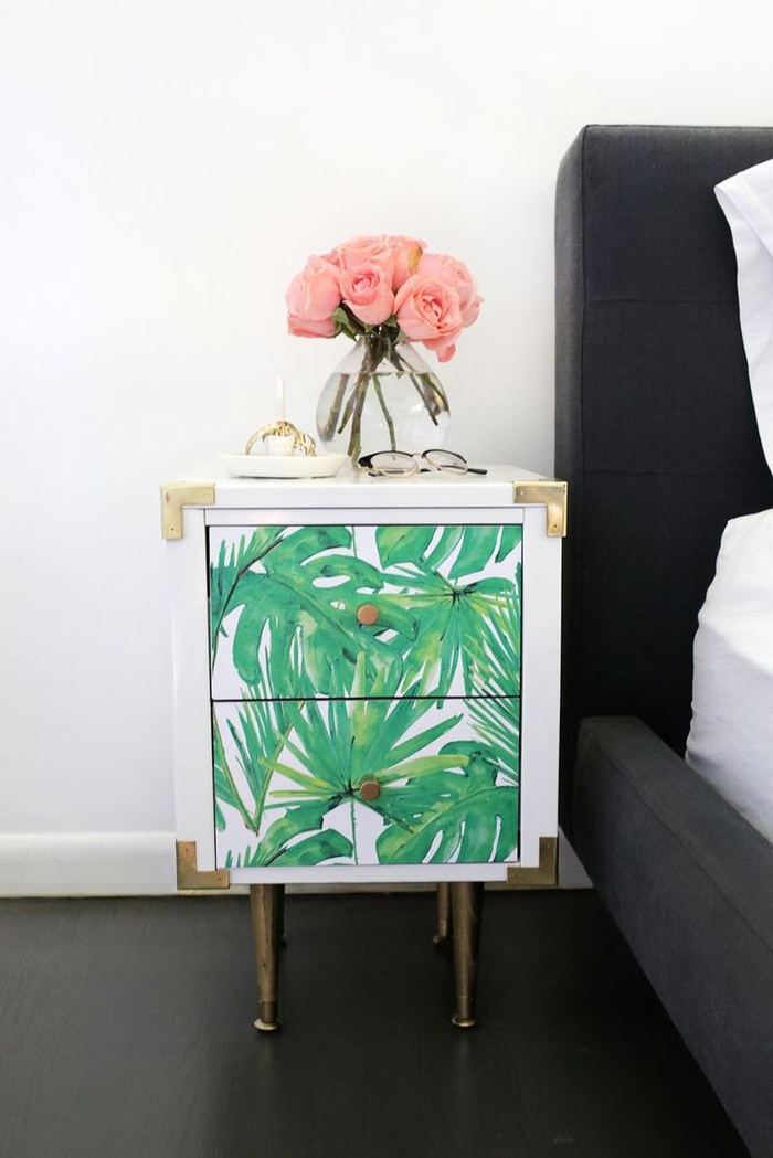 idée originale pour un relooking meuble avec du papier adhésif, une table de chevet noire repeinte et personnalisée avec du papier peint motif tropical