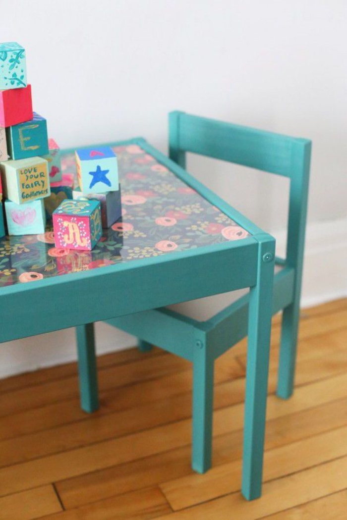 comment relooker un meuble avec de la peinture et de papier adhésif, une table d'enfant repeinte en vert et personnalisée avec du papier peint motif floral