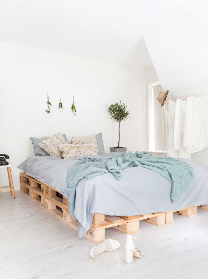 une chambre à coucher ensoleillée de style bohème chic jouant sur le mobilier minimaliste et les matériaux naturels, idee avec des 