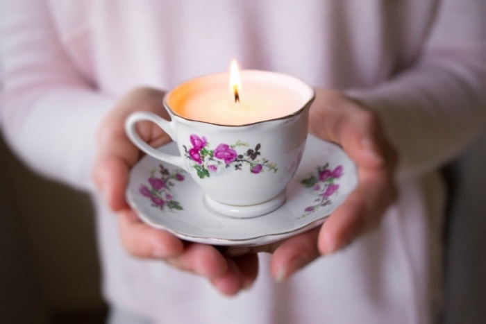idée de bougie dans une tasse à thé vintage avec des éléments décoratifs floraux, deco a faire soi meme recup