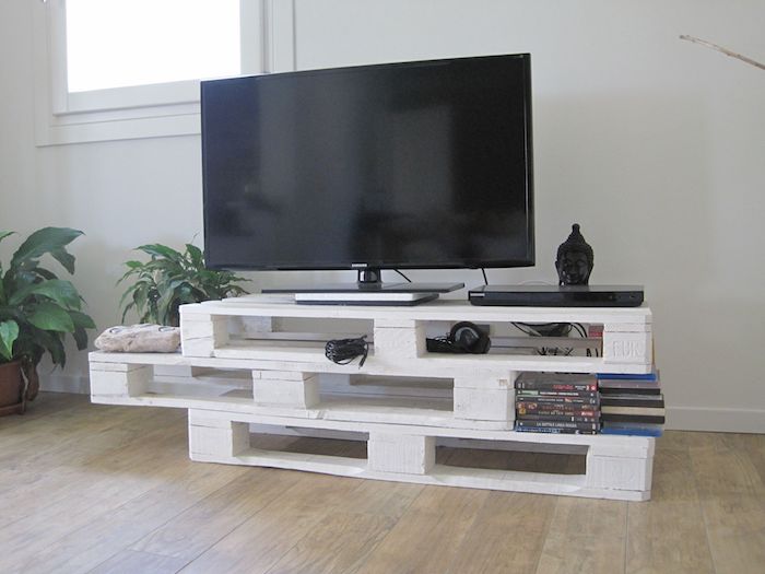 comment faire un meuble tv en palette trois palettes repeintes de blanc et superposées idee deco recup pour salon deco originale