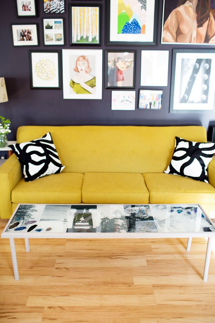 jolie table basse personnalisée avec un collage photos en noir et blanc, idées originales pour un relooking meuble