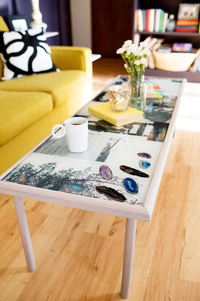 jolie table basse personnalisée avec un collage photos en noir et blanc, idées originales pour un relooking meuble