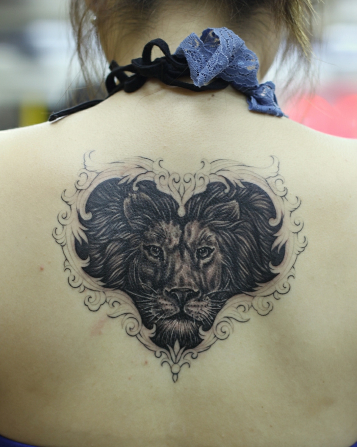 Motif tatouage lions pectoraux tatouage représentant la force cœur joli dessin