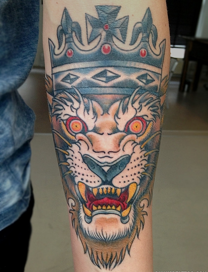 Quel tatou lion tribal signe zodiaque lion symbolique du lion couronne 