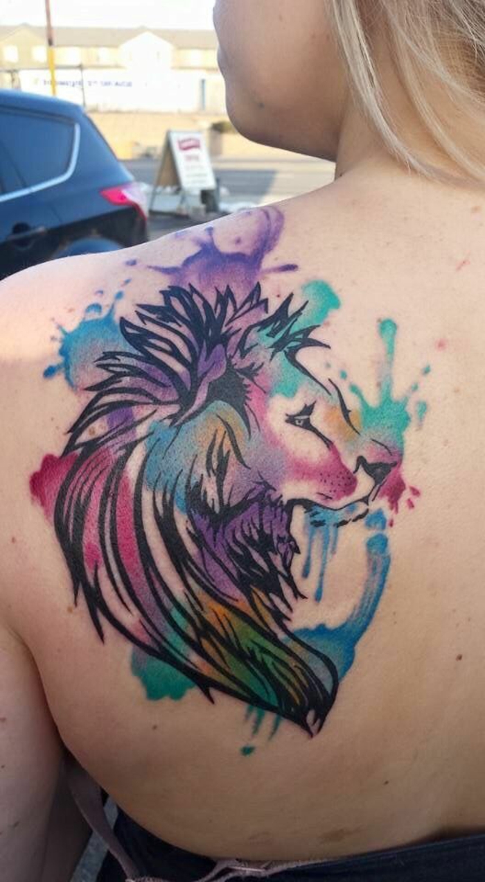 Ravisant tatouage signe astrologique lion tatouage tribal lion coloré 