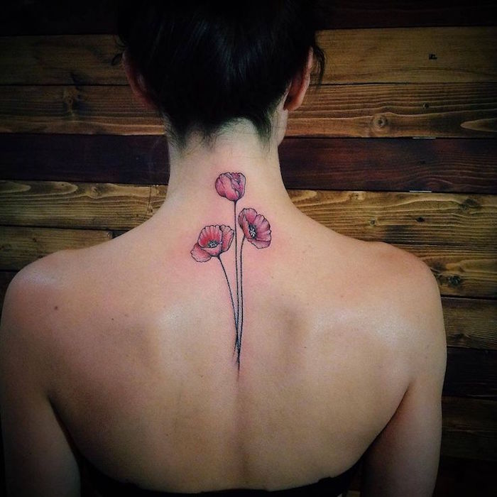 tatouage coquelicot rose dans le dos et la nuque femme