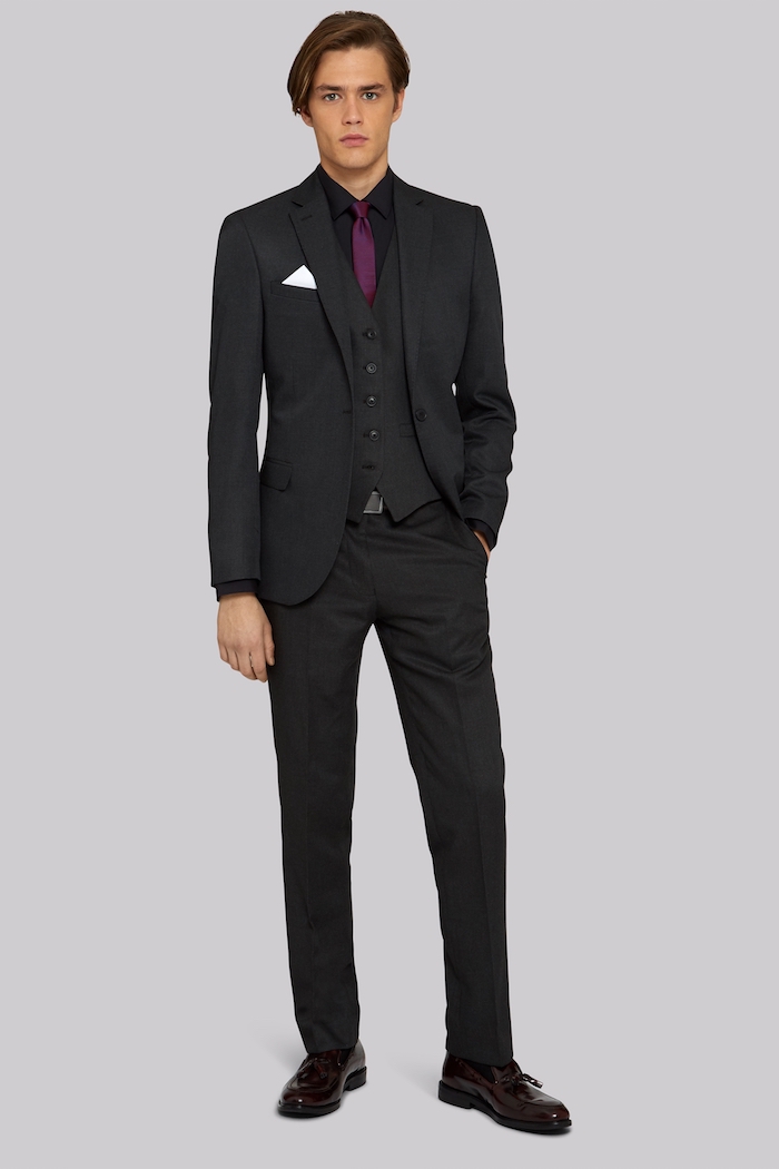 comment bien s habiller, vision jeune businessman en costume total noir