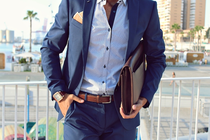 vetement homme, assortir bien ses accessoires, ceinture avec montre et porte-documents en cuir marron