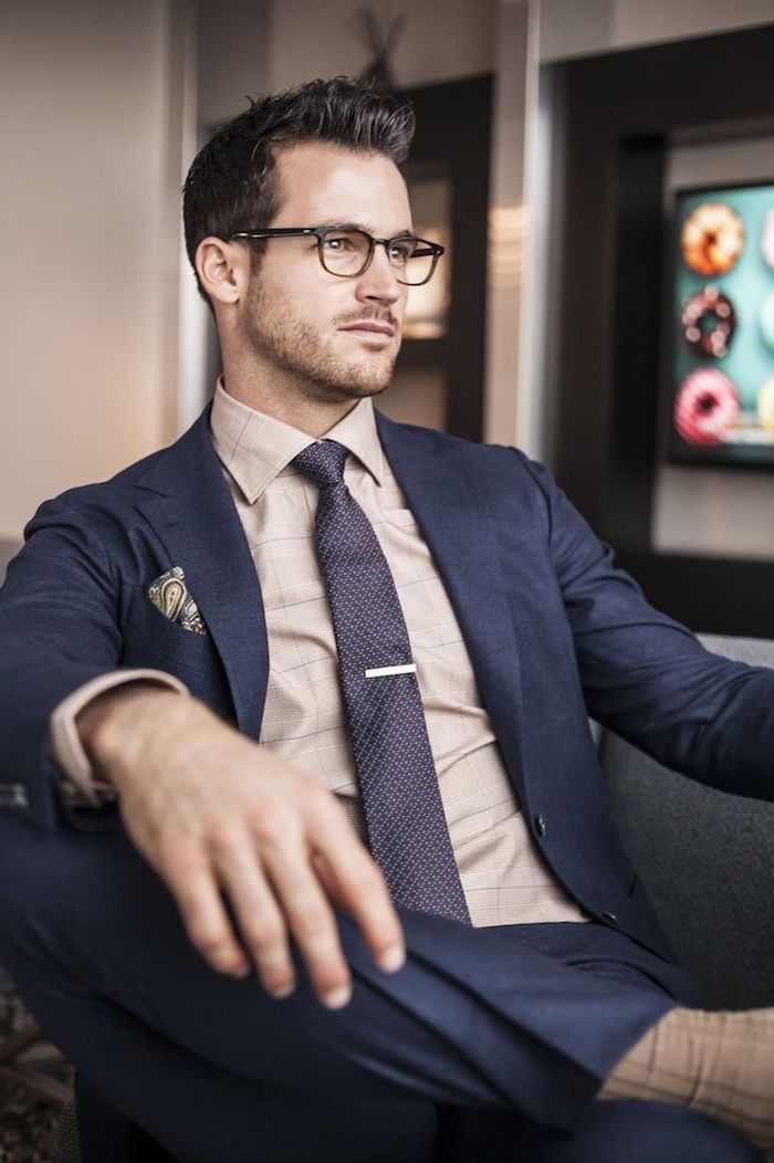 vetement homme professionnel, tenue d'office pour homme, chemise beige avec cravate violette