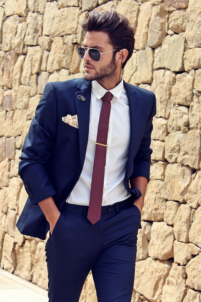 style vestimentaire homme, blazer et pantalon en bleu foncé, lunettes de soleil en noir