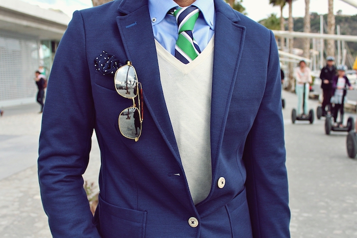 style vestimentaire homme, blazer en bleu foncé avec boutons blancs, pull blanche avec chemise bleu clair