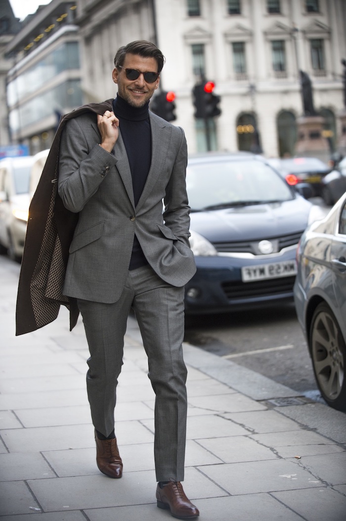 homme d'affaire, coiffure homme raie, promenade en ville, tenue de style avec costume gris