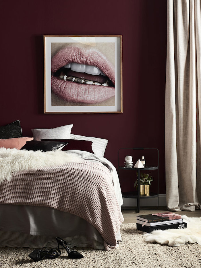 idée intérieur couleur bordeau, mur d accent bordeaux, linge de lit rose, gris, marron et blanc cassé, tapis gris, table basse noire métallique