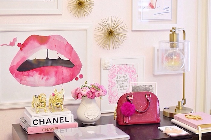 espace féminin coin bureau, chambre aux murs peints en rose pastel avec peintures en rose