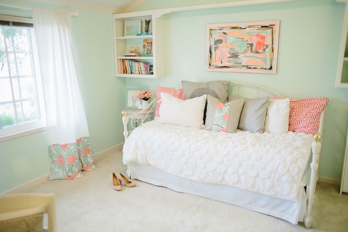avec quelles couleurs associer le rose pastel, chambre fille aux murs peints en vert pastel, coussins décoratifs en gris et blanc