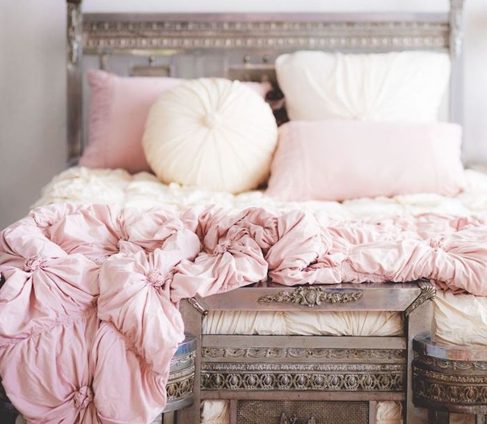 chambre rose et blanc, idée comment décorer le lit dans une chambre fille, coussins rond et rectangulaire