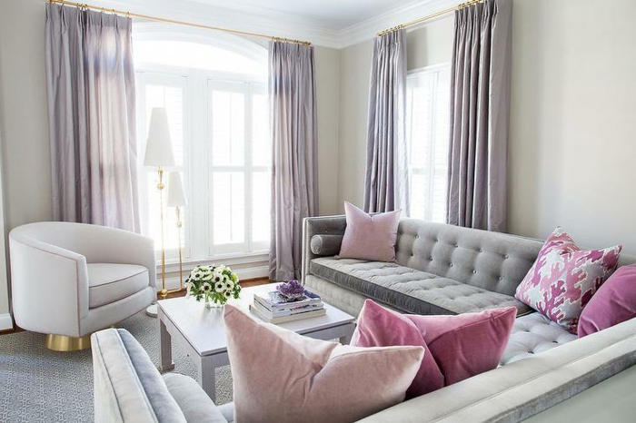 couleur peinture salon, sofa gris capitonné, coussins roses, rideaux gris, table carré