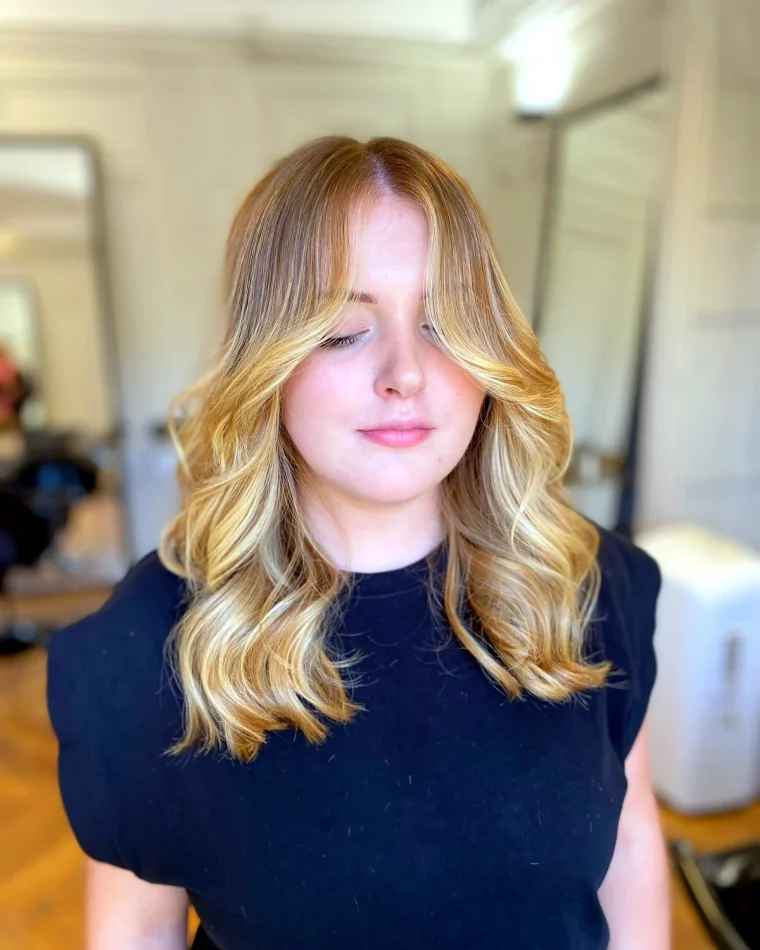 coupe de cheveux et forme de visage femme blonde