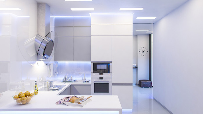 tendance deco, ustensiles technologiques dans une cuisine total blanche, éclairage sous meubles