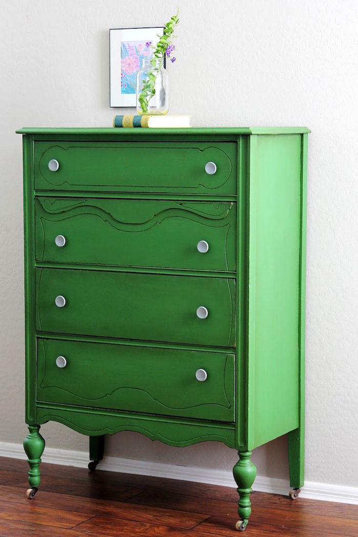 relooking meuble ancien table peinte meubles patinés customiser une armoire en bois peinture vert