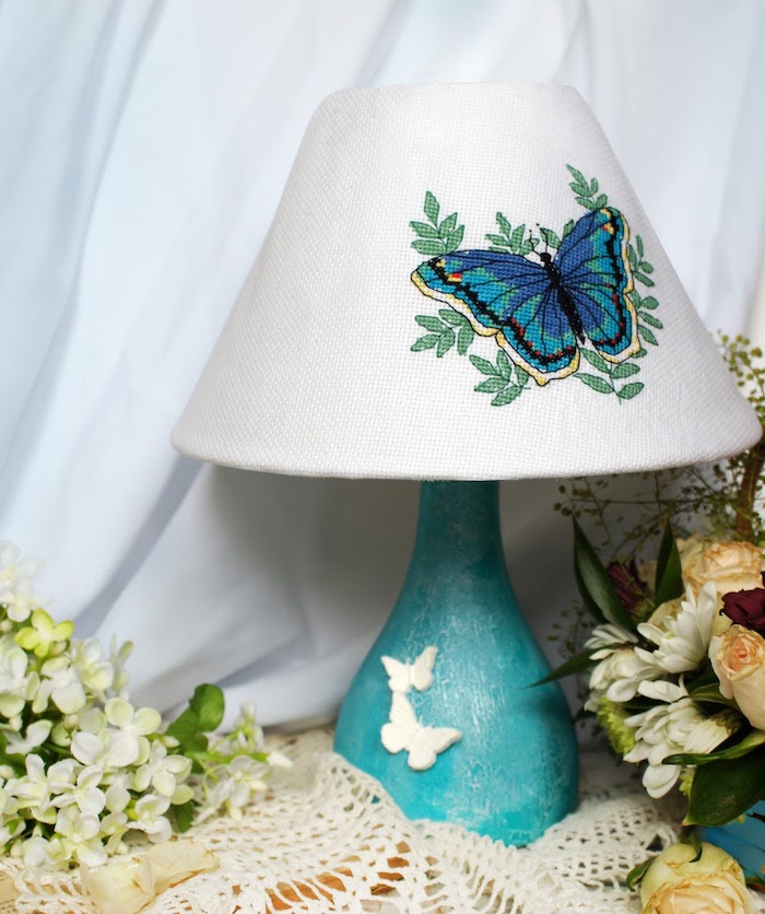 bricolage facile, lampe peinte en bleu avec papillons blancs 3D, déco avec fleurs artificielles