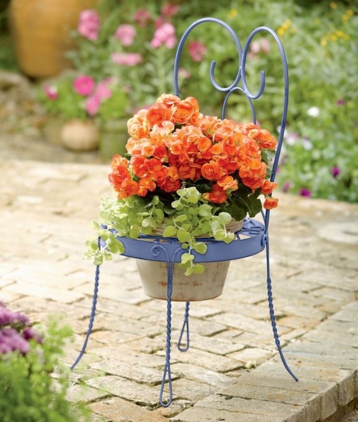 déco avec de la récup, une vieille chaise en metal, transformée en jardinière avec un pot de fleur, deco jardin simple