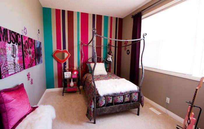 meuble chambre enfant, décoration murale peinture music rock en rose foncé, tapis moelleux en blanc et coussins décoratifs en framboise