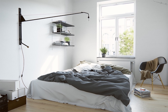 deco chambre cocooning, lit en matelas à même le sol, linge de lit gris et blanc, chaise scandinave noire, avec couverture marron, étagère murale grise