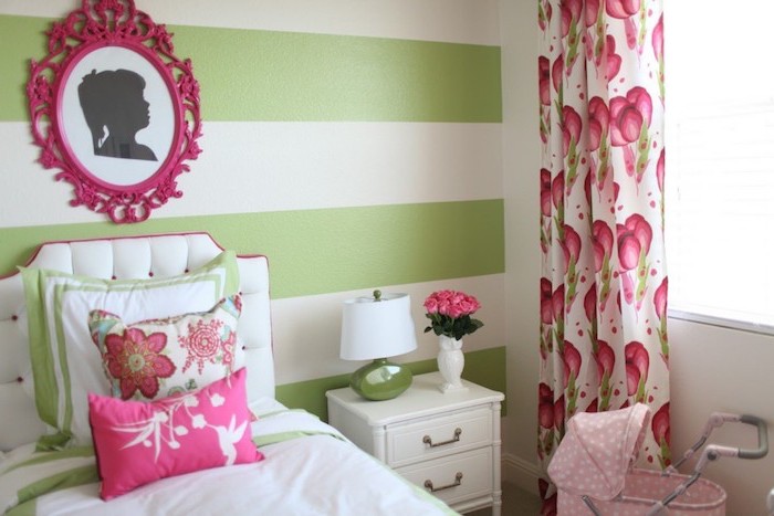 meuble chambre enfant, table de chevet en bois peint blanc, lampe de chevet en blanc et vert, bouquet de roses