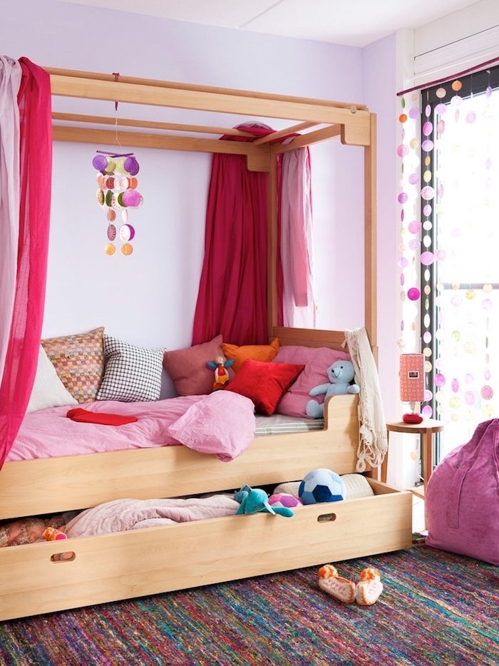 objet deco, aménagement chambre d'enfant, cadre de lit en bois avec rideaux rouge framboise, décoration rideaux fenêtres diy