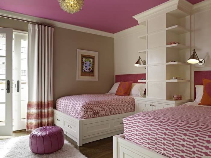 objet deco, chambre d'enfant aux murs beige et plafond rose, couverture de lit à motifs géométriques en blanc et rose