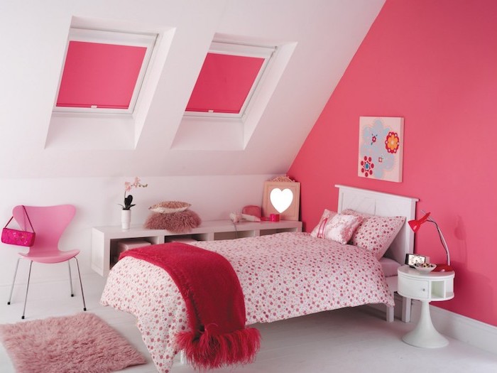 rouge framboise, aménagement chambre d'enfant, murs peints en rose avec plafond blanc, chaise papillon en rose pastel