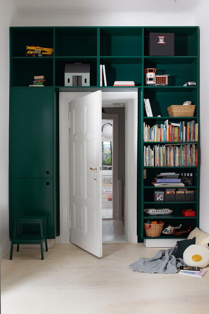 chambre garcon en vert et blanc avec bibliothèque pour tout ranger plafond blanc