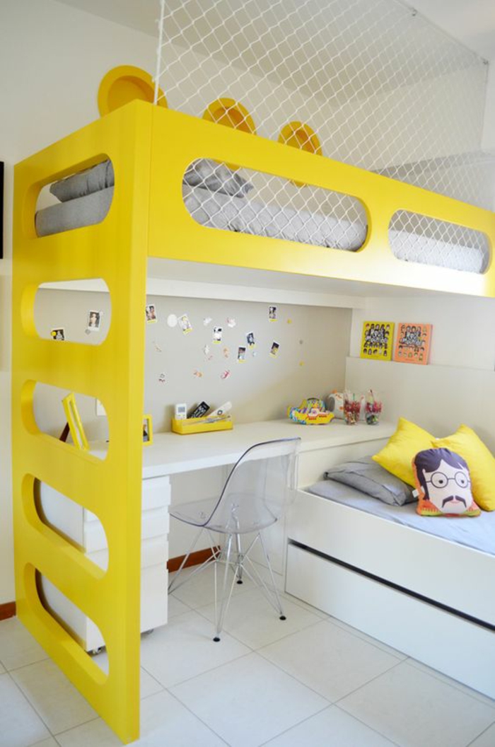 chambre ado en jaune et blanc Les Beatles avec deux lits pour grimper en haut et sol carrelage blanc 