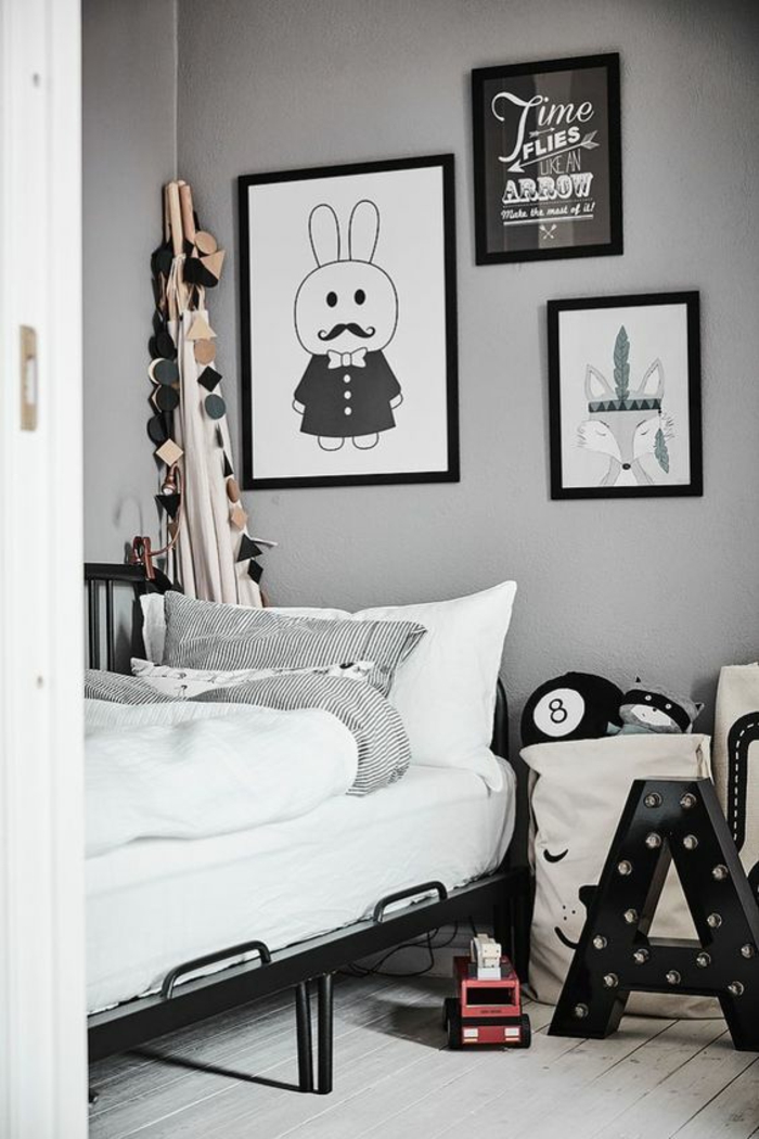 deco chambre garcon avec des murs gris et des tableaux de taille diverse avec lit en metal noir