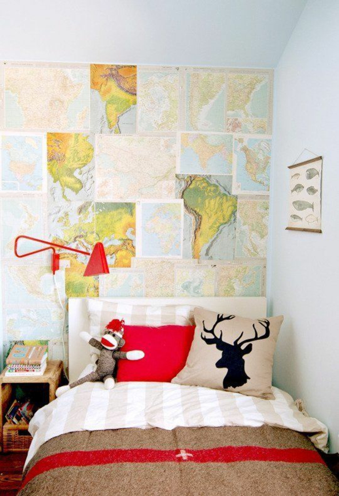 lit ado chambre garcon avec la carte du monde au dessus du lit et deco en rouge