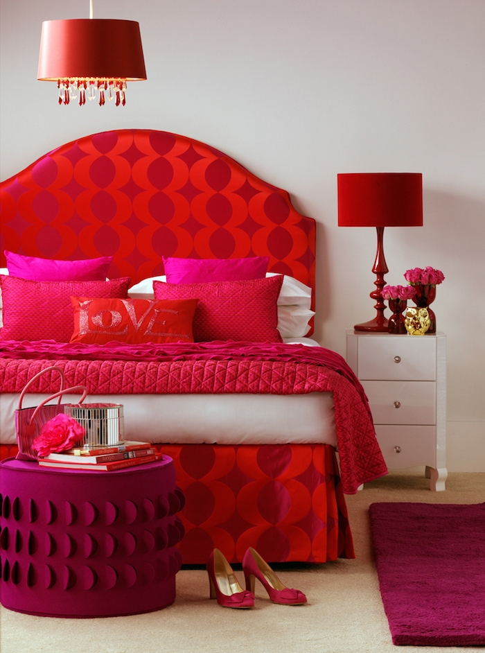 peinture chambre, table de chevet en blanc avec poignées dorées, couverture de lit en rouge framboise
