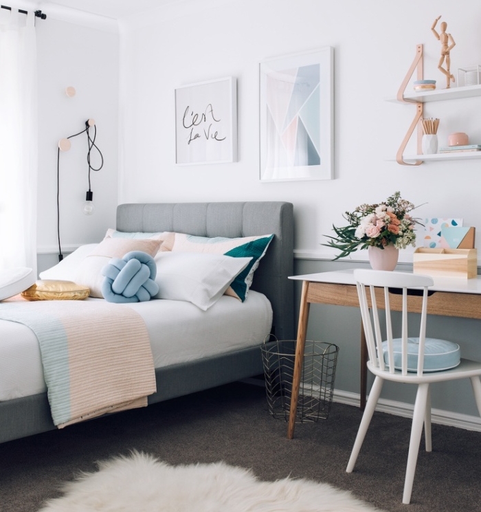 inspiration scandinave deco chambre à coucher blanche, accents pastel, lit gris, bureau et chaise en bois, peau blanc, étagère blanche