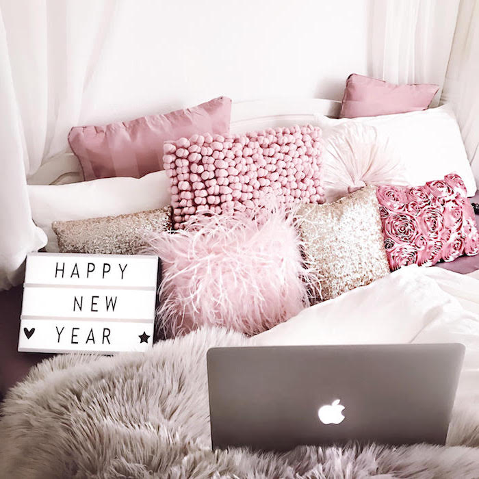 chambre rose et blanc, idée comment décorer son lit pour un espace féminin, coussins en faux fur et pompons