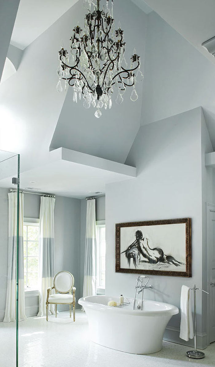 grande salle de bain aux murs couleur perle gris