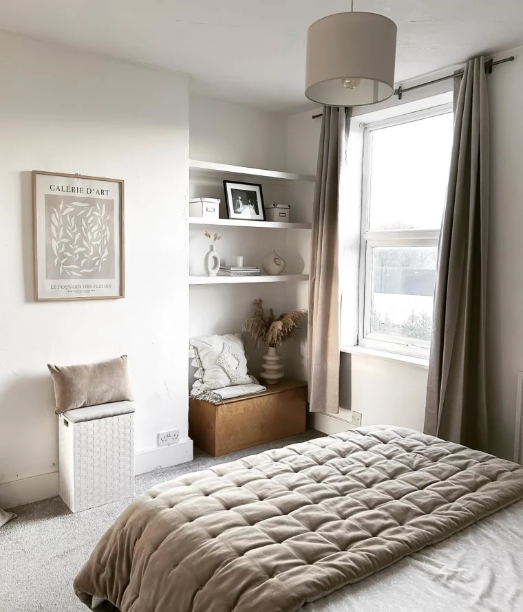 deco petite chambre blanche avec accessoires de couleur taupe clair