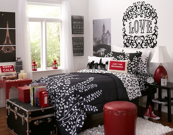 deco rouge et noir, linge de lit blanc et noir, petits accents rouges, idée de sticker mural graphique, tapis blanc, bout de lit en coffre noir