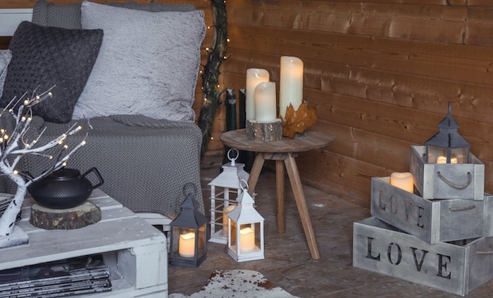 deco salon gris, avec canapé gris et coussins gris, decoration de cagettes bois et lanternes, table basse en palette blanche