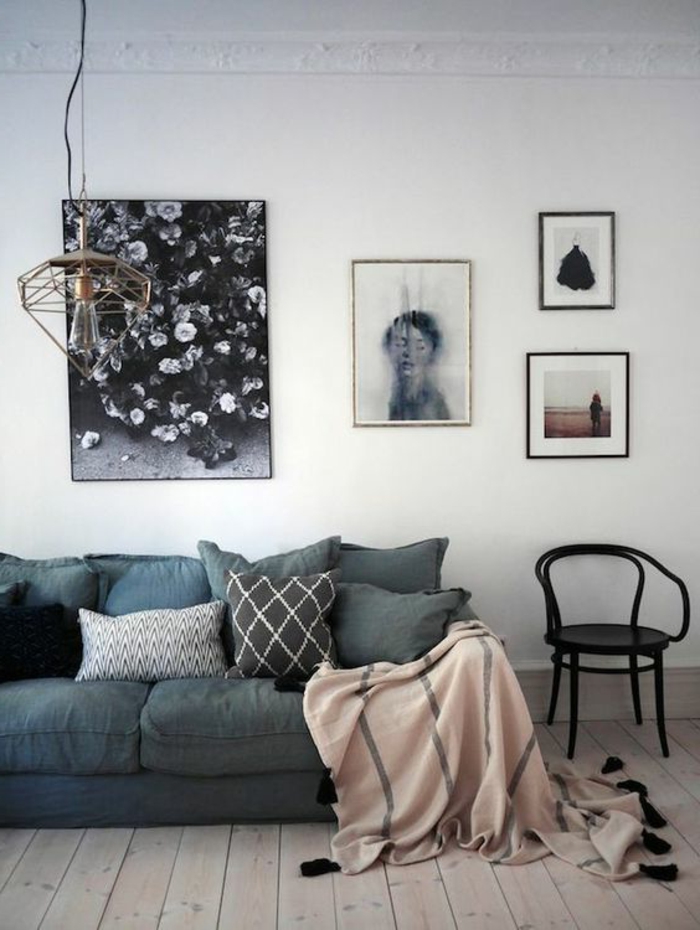 deco salon gris, lampe cage, chaise noire vintage, plaid rose avec franges noires