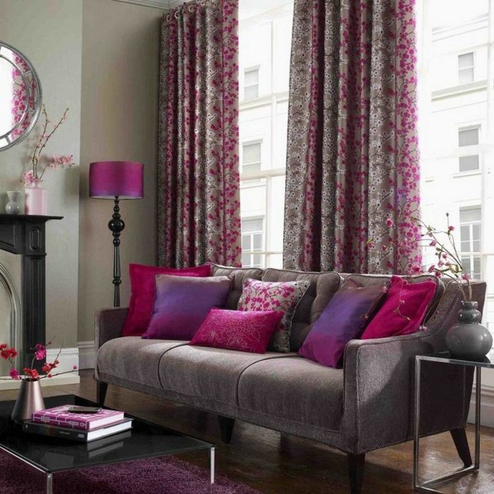 deco salon gris, sofa gris clair, coussins lilas et fuschia, rideaux framboise et gris, lampe abat-jour lilas