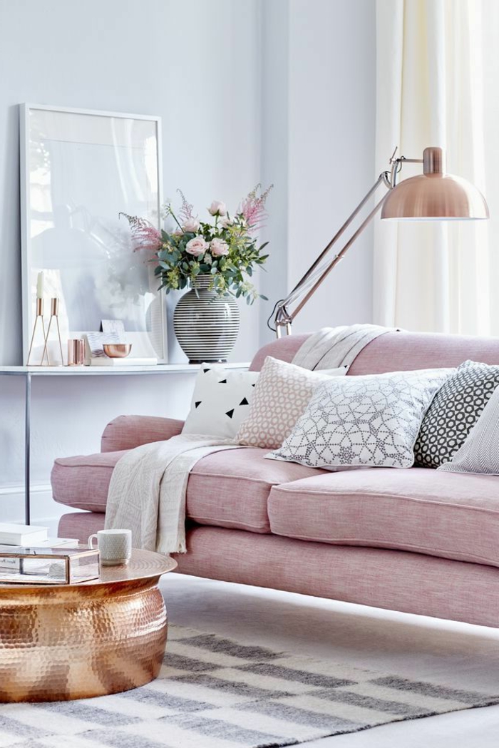 deco salon gris, sofa rose moelleux, table cuivrée, lampadaire cuivré, coussins décoratifs