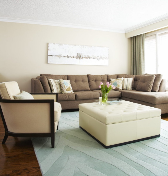 couleur peinture salon beige, plafond blanc, fauteuil beige, table basse blanc cassé, canapé d angle gris, tapis bleu, parquet marron