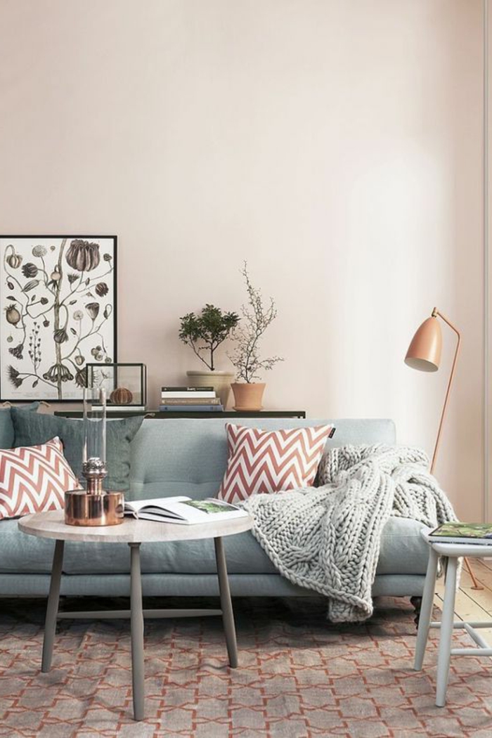 deco salon moderne, petite table scandinave, sofa gris, lampe de sol cuivrée, plaid tricoté couleur gris, coussins à motifs chevrons