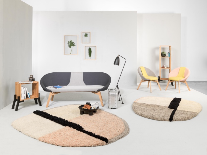 salon blanc et beige, mur et sol blancs, tapis beige, gris, rose et noir, canapé et fauteuils pastel, mobilier bois